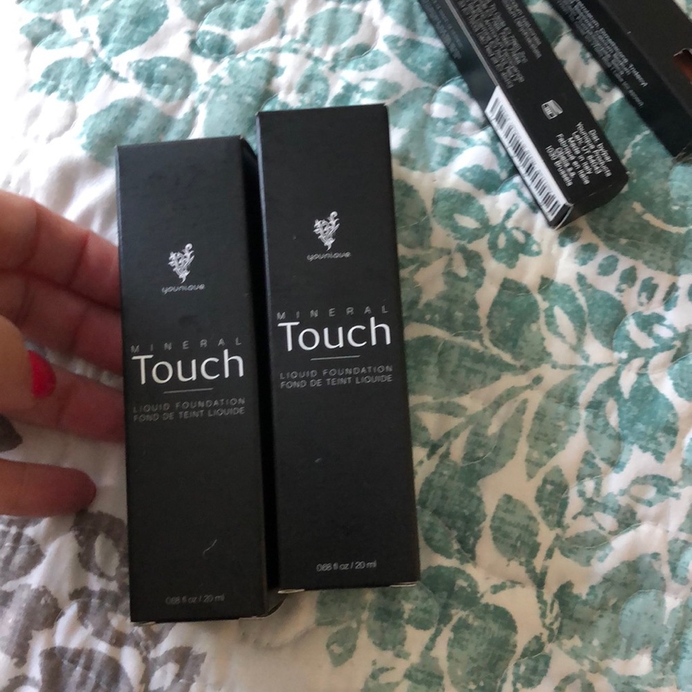 NIB YOUNIQUE MINERAL TOUCH FOUNDATION-CASHMERE